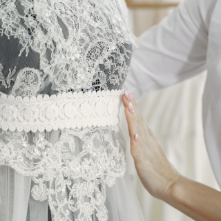 Cintrage d'une robe de mariée